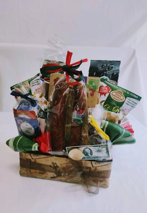 Dárkový koš-box s vínem, šunkou a olivami