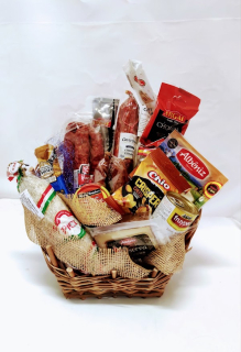 Koš s klobásami a salámy