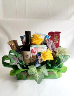 Box s vínem a umělými květy